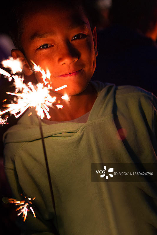 夜晚的烟花棒图片素材
