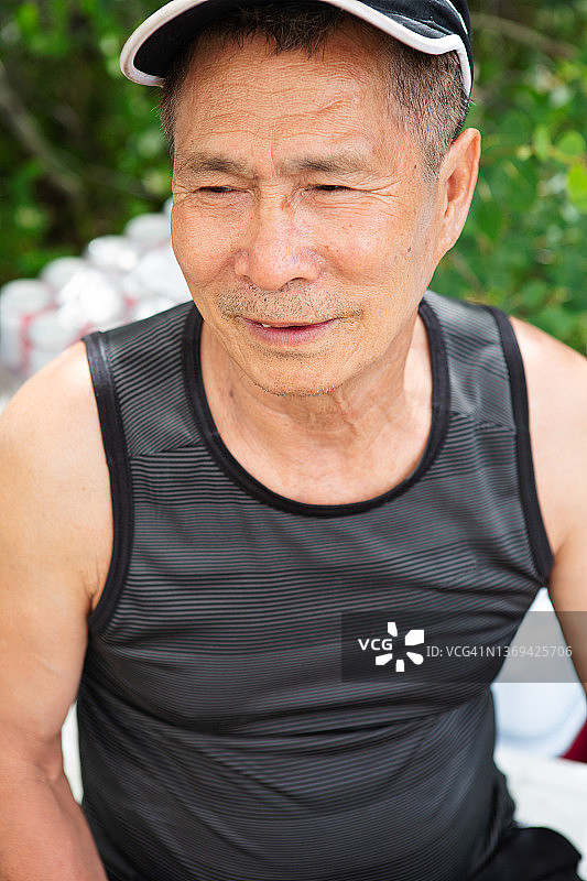 快乐的亚洲老年男人图片素材