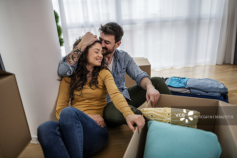 快乐的年轻情侣喜迁新居图片素材