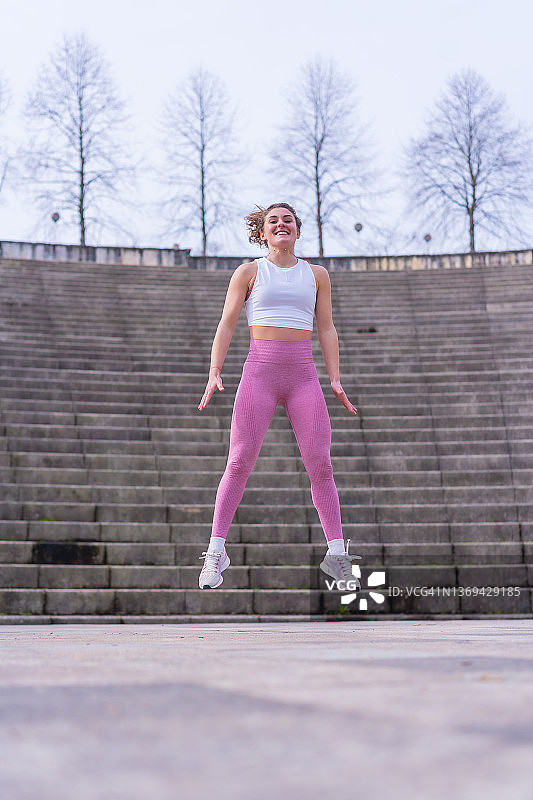 白人女孩在公园户外做波比跳图片素材