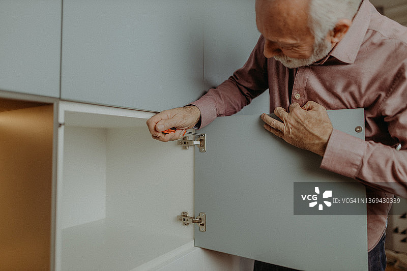 年长的男人在家修理东西图片素材