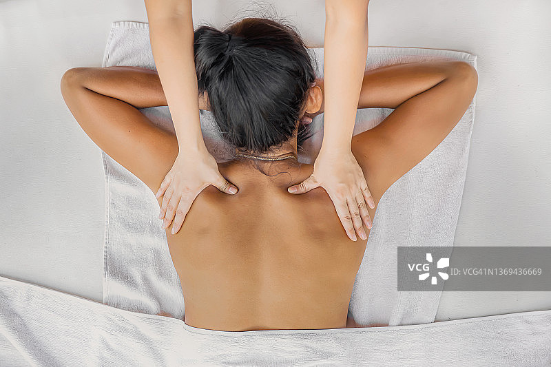 亚洲女人正在接受背部按摩图片素材