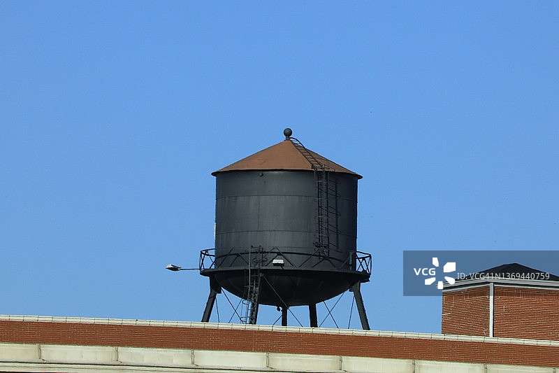 旧建筑顶上的水箱图片素材