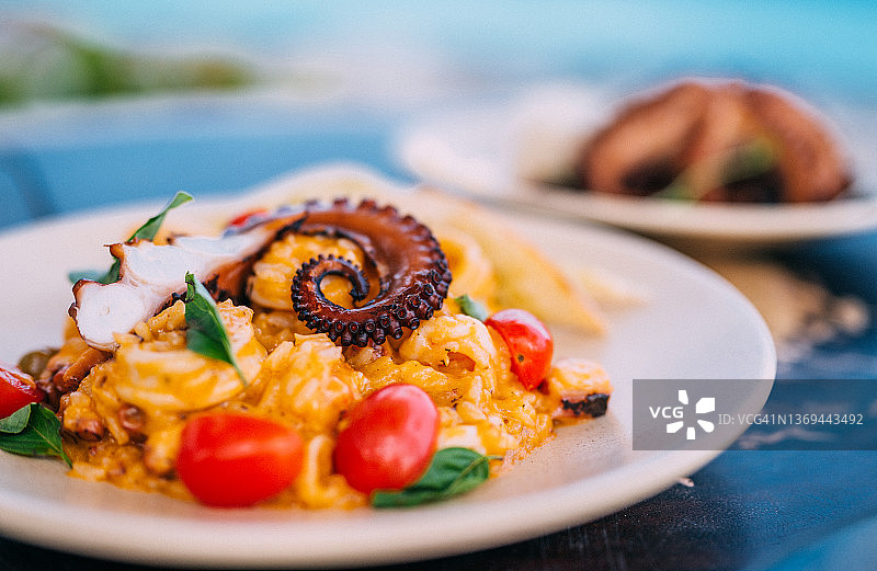 章鱼烩饭，配烤章鱼图片素材