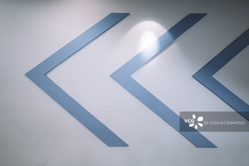 带有箭头符号的抽象混凝土墙图片素材