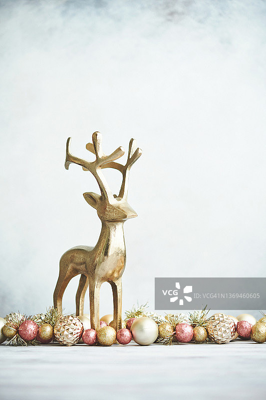 金色驯鹿与圣诞装饰品，圣诞背景图片素材