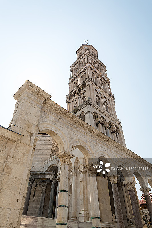 克罗地亚斯普利特中世纪老城圣多米努斯大教堂的低角度景观图片素材