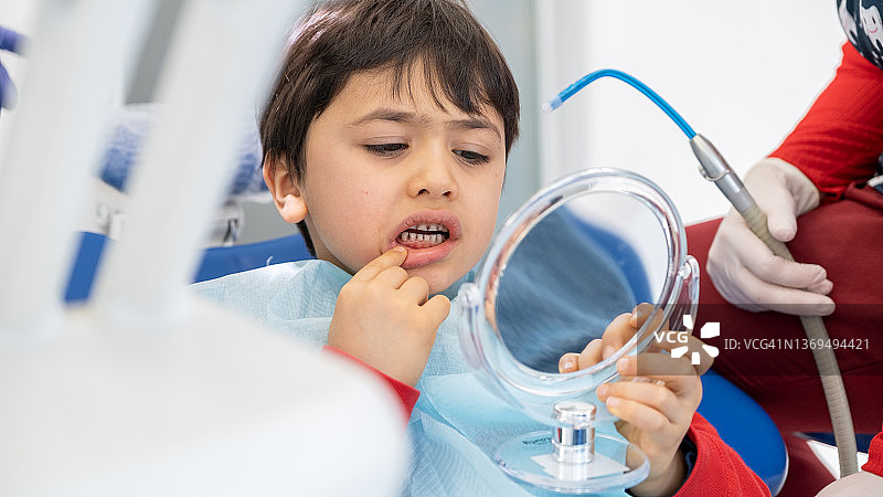 儿童接受牙科治疗图片素材