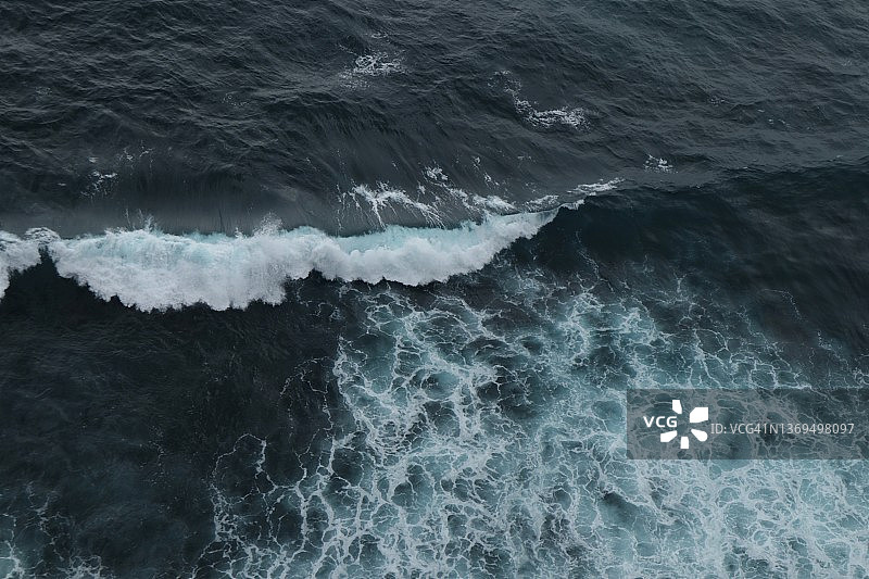海浪撞击，顶视图图片素材