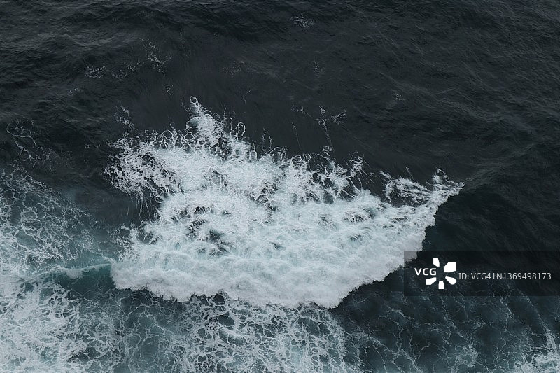 海浪撞击，顶视图图片素材