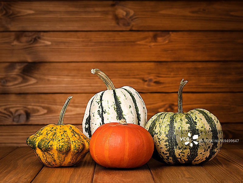 木桌上的南瓜图片素材