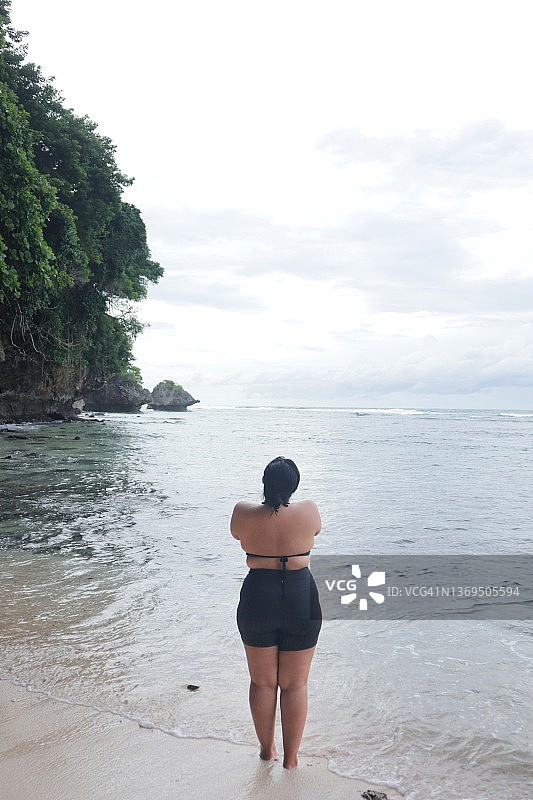 在海滩上的女人（后视图）图片素材