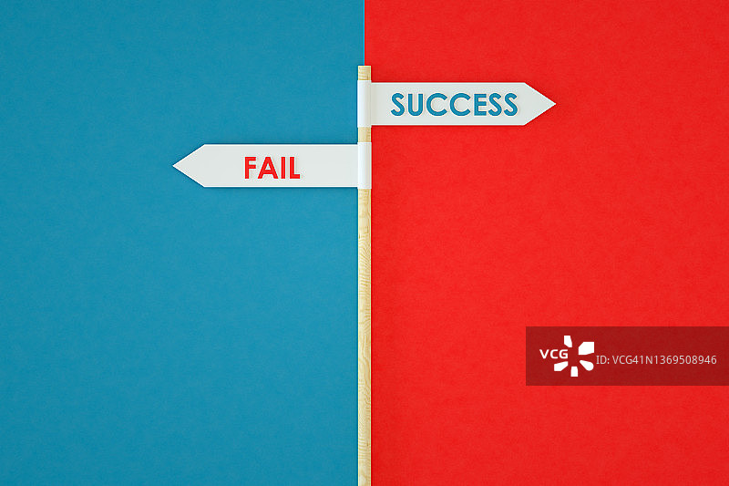成功与失败路标双色背景图片素材