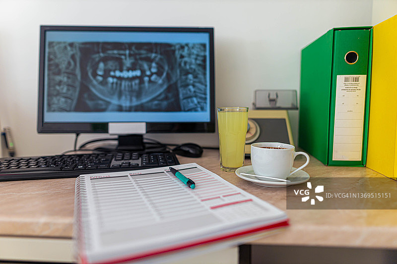 观察患者的蛀牙和其他牙齿问题图片素材