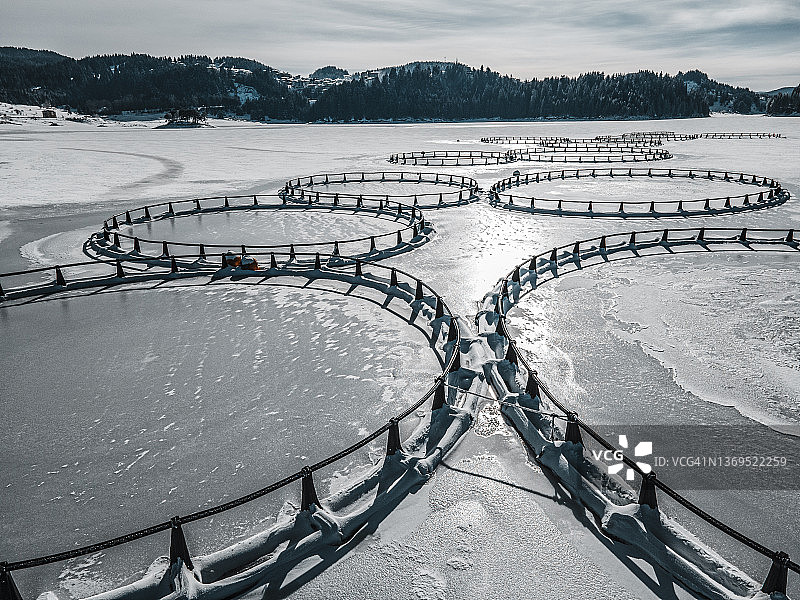 冬季大型养鱼场鸟瞰图片素材