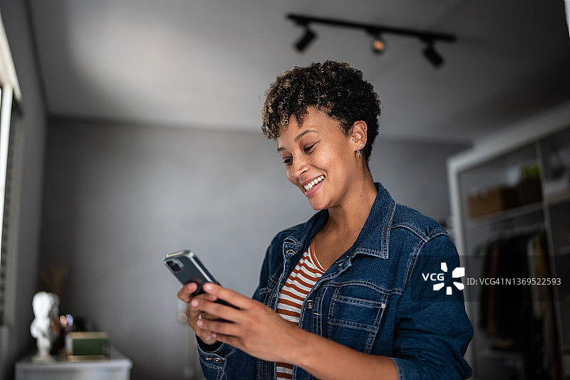 在家使用手机的年轻女人图片素材