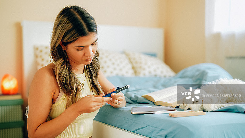 年轻女人患有1型糖尿病的一天。图片素材