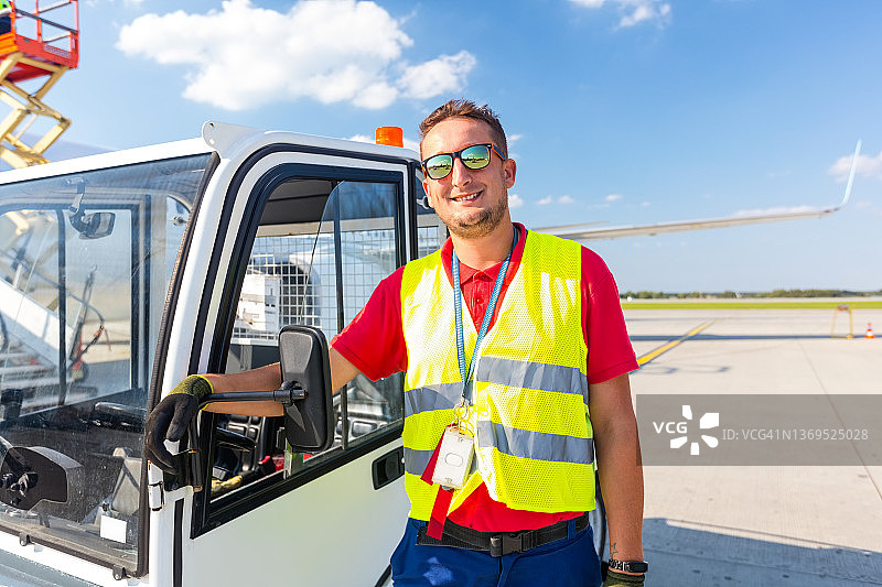 机场地面服务年轻人站在跑道上图片素材