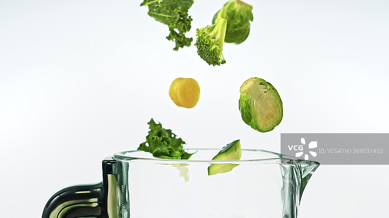 蔬菜和一罐水特写图片素材