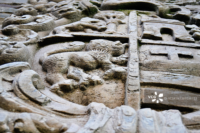 石墙上的盾形纹章图片素材