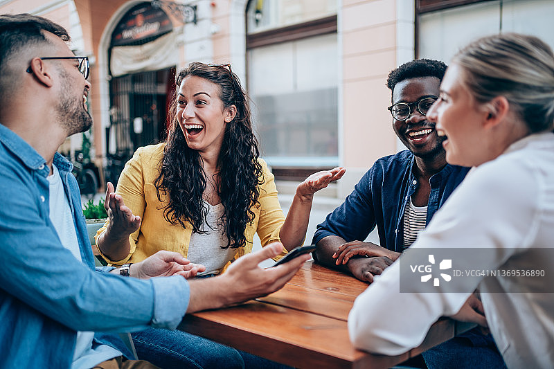 年轻的朋友们一起喝咖啡图片素材