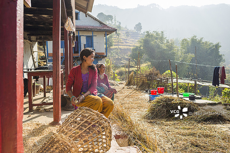 尼泊尔妇女在自家屋外图片素材