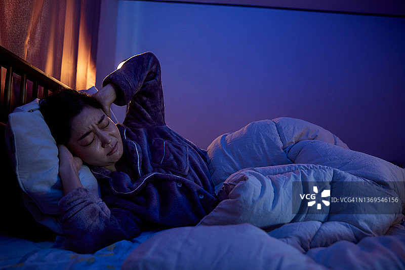 女人因公寓间的噪音而感到压力图片素材