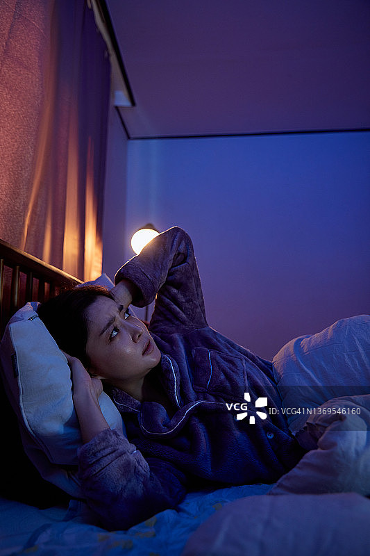 女人因公寓间的噪音而感到压力图片素材