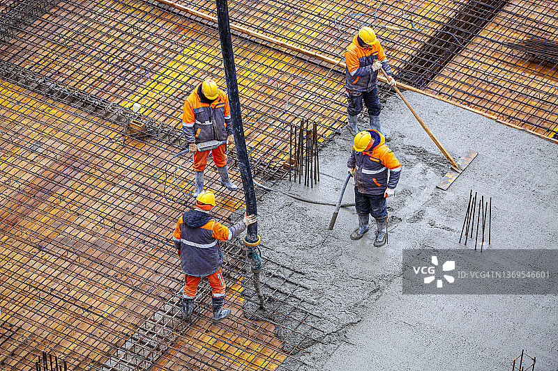 建筑工地上的混凝土浇筑图片素材