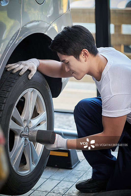 机械师检查轮胎图片素材