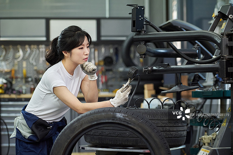 机械师检查轮胎图片素材