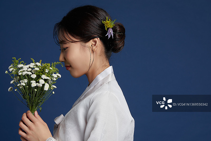 身穿韩国传统服装韩服的女人图片素材