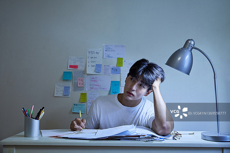 男人准备简历和面试图片素材