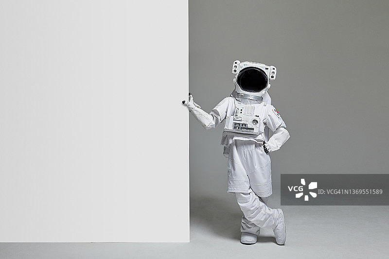 宇航员拿着板子图片素材