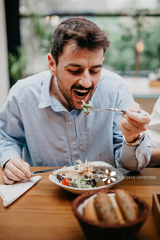 我喜欢独自用餐图片素材