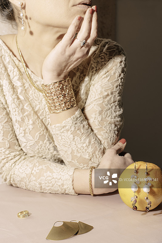 佩戴珠宝的女人图片素材