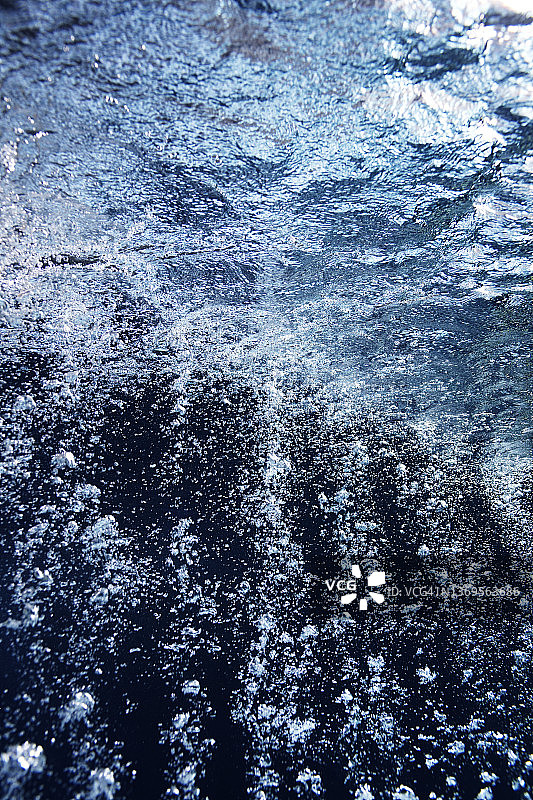 上升到水面的气泡图片素材