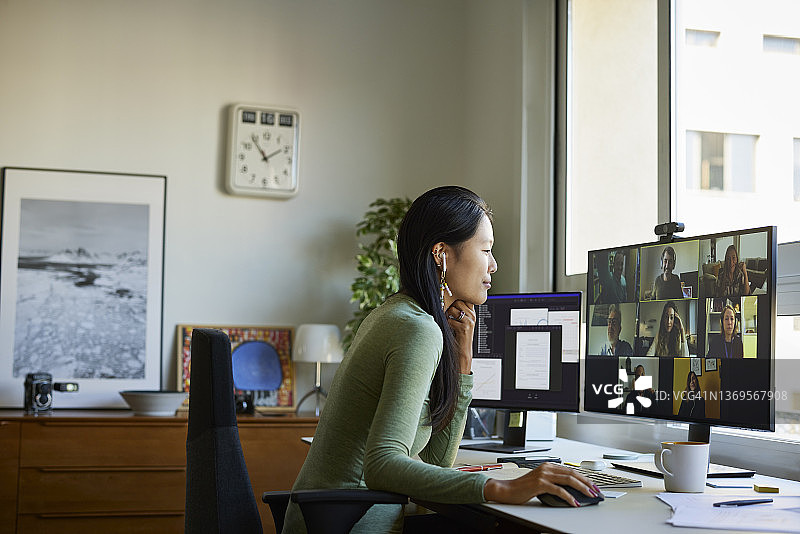 企业家与同事视频通话图片素材
