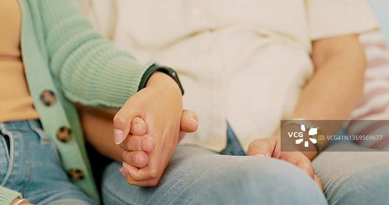 一位难以辨认的女性在家握着母亲的手的照片图片素材