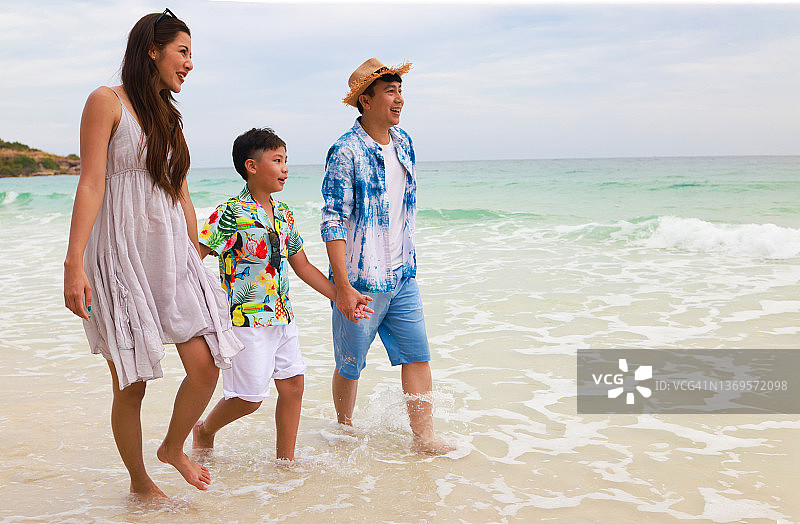 幸福的一家在海滩上旅行，享受暑假图片素材