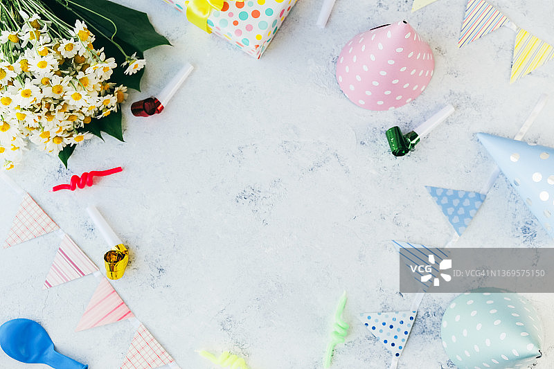 甘菊、礼品盒、蜡烛、派对帽和口哨图片素材