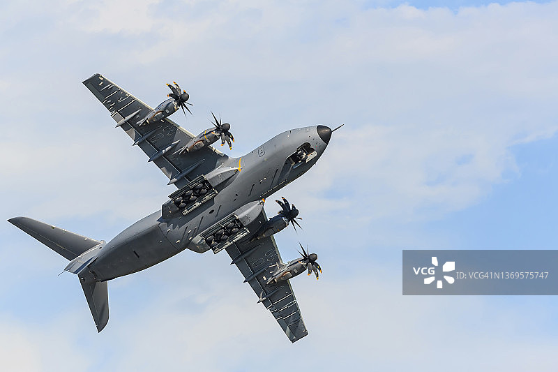 天空中的军用运输机图片素材