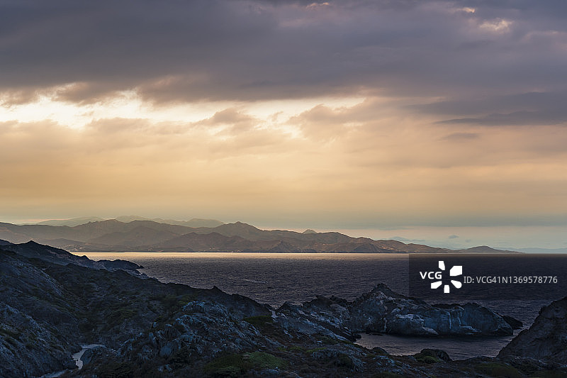 地中海迷人的彩色日落，西班牙克雷乌斯角图片素材