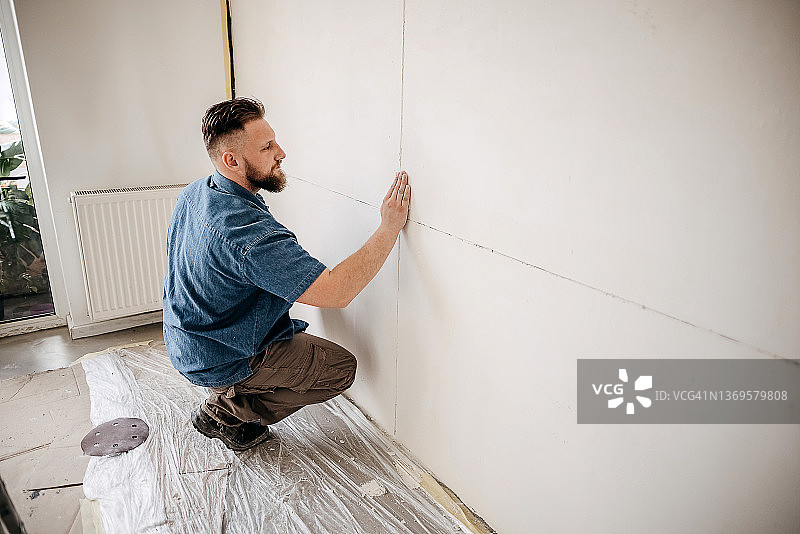建筑工人在室内装修图片素材
