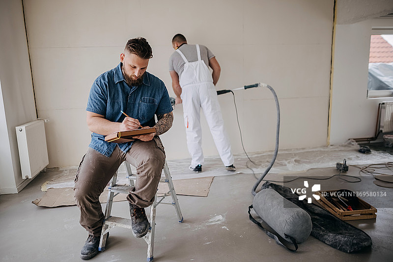 工人团队翻新墙壁图片素材