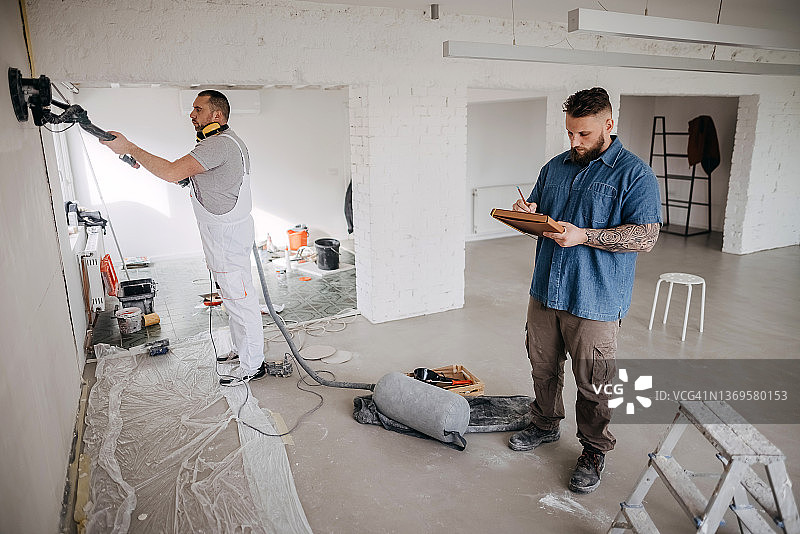 工人团队翻新墙壁图片素材