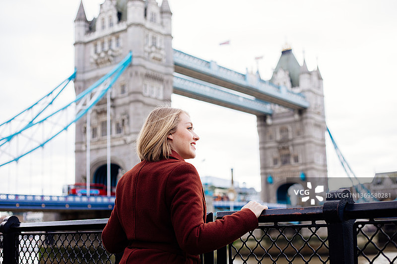 年轻女人看着伦敦的塔桥图片素材