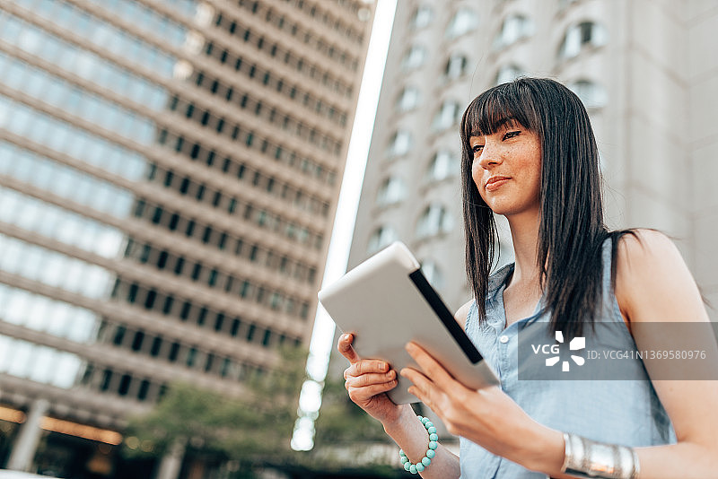 年轻女人使用平板电脑图片素材