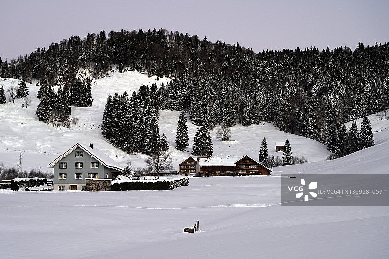 瑞士乌尔内施附近的山脉景观图片素材