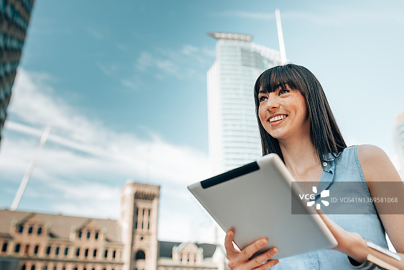 年轻女人使用平板电脑图片素材